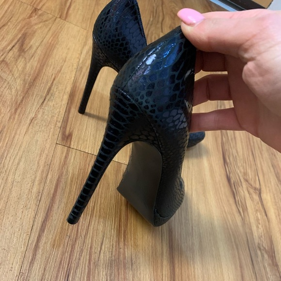 Enzo Angiolini Black Snakeskin Textured Heels - Picture 6 of 7